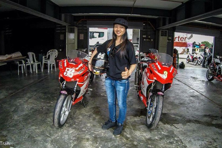 Nu biker Viet dau tien tham du giai dua moto quoc te